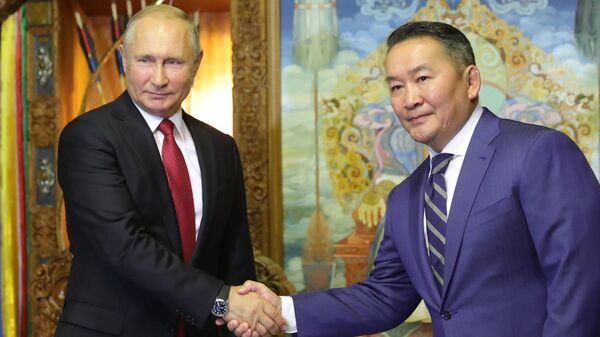 Президент РФ Владимир Путин и президент Монголии Халтмагийн Баттулга на церемонии официальной в Улан-Баторе