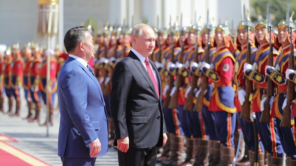 Президент РФ Владимир Путин и президент Монголии Халтмагийн Баттулга на церемонии официальной встречи у Государственного дворца в Улан-Баторе
