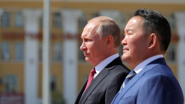 Президент РФ Владимир Путин и президент Монголии Халтмагийн Баттулга на церемонии официальной встречи у Государственного дворца в Улан-Баторе