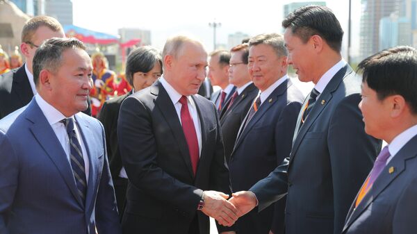 Президент РФ Владимир Путин и президент Монголии Халтмагийн Баттулга (слева) во время представления делегаций на церемонии официальной встречи у Государственного дворца в Улан-Баторе 