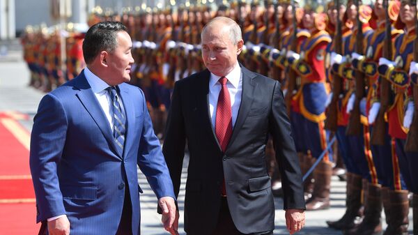 Владимир Путин и президент Монголии Халтмагийн Баттулга на церемонии официальной встречи у Государственного дворца в Улан-Баторе.  3 сентября 2019