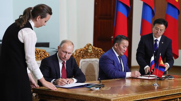 Президент РФ Владимир Путин и президент Монголии Халтмагийн Баттулга подписывают межгосударственный договор о дружеских отношениях и всеобъемлющем стратегическом партнерстве 