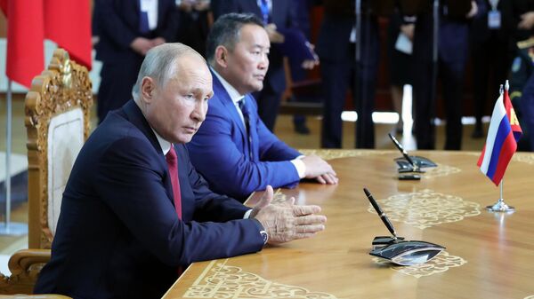 Президент РФ Владимир Путин и президент Монголии Халтмагийн Баттулга на церемонии подписания совместных документов по итогам переговоров