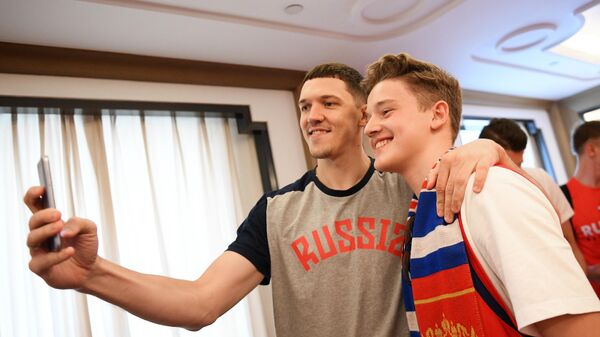 Встреча игроков сборной России по баскетболу с болельщиками