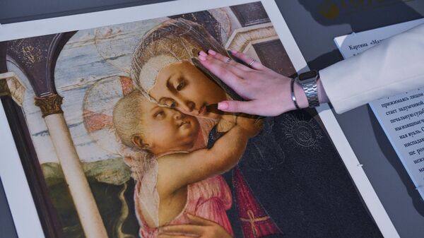 Тактильная копия картины Боттичелли Мадонна делла Лоджиа, выставленная в отделении Сбербанка на  Восточном экономическом форуме
