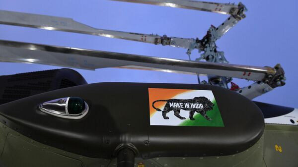 Наклейка с надписью Make in India на вертолете Ка-226Т, представленном компанией Вертолеты России на V Восточном экономическом форуме