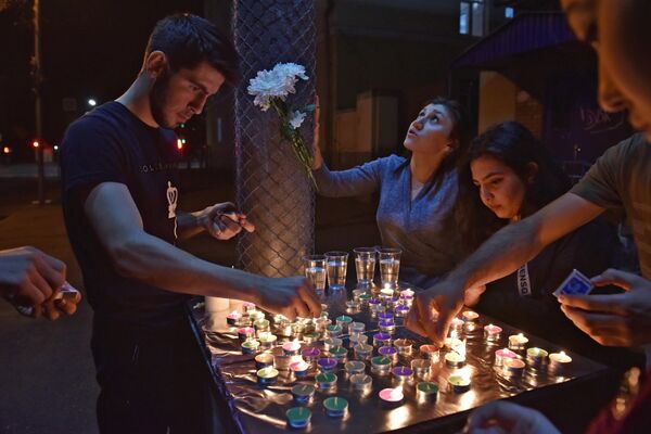 Студенты Северо-Осетинского государственного университета имени К.Л. Хетагурова (СОГУ) зажигают свечи во время траурных мероприятий по жертвам теракта в школе Беслана, посвященных 15-й годовщине теракта 1-3 сентября 2004 года, во Владикавказе