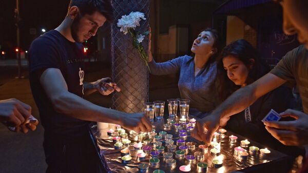 Студенты Северо-Осетинского государственного университета имени К.Л. Хетагурова (СОГУ) зажигают свечи во время траурных мероприятий по жертвам теракта в школе Беслана, посвященных 15-й годовщине теракта 1-3 сентября 2004 года, во Владикавказе