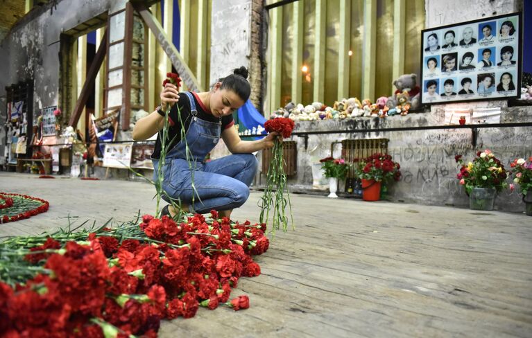 Девушка в помещении бывшей 1-й Бесланской школы, где проходят траурные мероприятия, посвященные 15-й годовщине теракта 1-3 сентября 2004 года