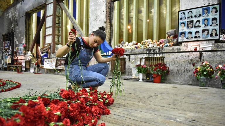 Девушка в помещении бывшей 1-й Бесланской школы, где проходят траурные мероприятия, посвященные 15-й годовщине теракта 1-3 сентября 2004 года