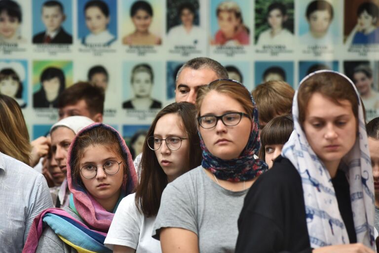 Литургия в бывшем спортзале 1-й Бесланской школы по жертвам теракта 1-3 сентября 2004 года