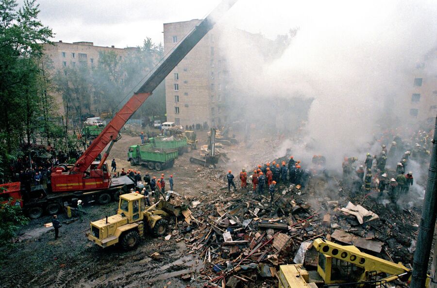 Работы по расчистке завалов на месте взрыва жилого дома на Каширском шоссе в Москве
