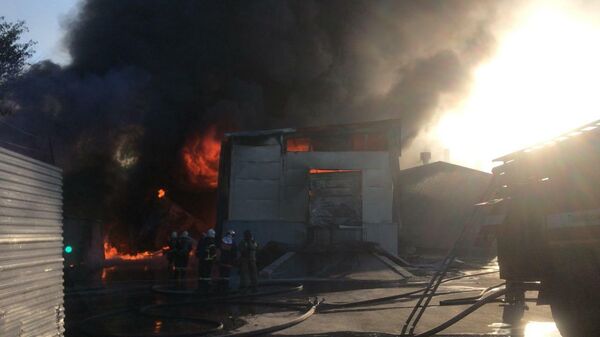 Сотрудники МЧС во время ликвидации пожара на складе в Рязани