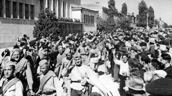 Освобожденные жители Болгарии приветствуют бойцов Красной армии. Великая Отечественная война (1941-1945)