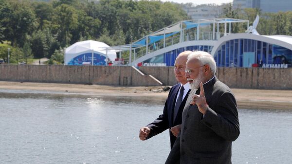 Президент РФ Владимир Путин и премьер-министр Индии Нарендра Моди (справа) во время встречи на острове Русский