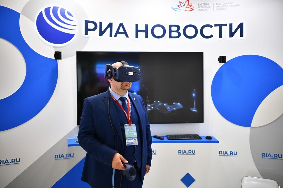 Директор Центра НИИ по нейротехнологиям, технологиям виртуальной и дополненной реальности Александр Лукичев тестирует VR-очки на стенде Международного информационного агентства (МИА) Россия сегодня на V Восточном экономическом форуме во Владивостоке
