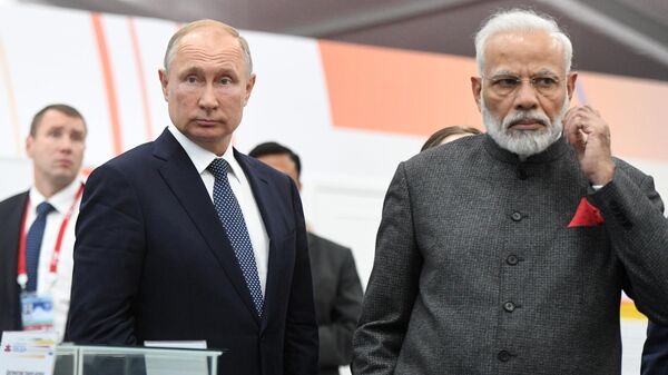 Президент РФ Владимир Путин и премьер-министр Индии Нарендра Моди во время совместного посещения судостроительного комплекса Звезда в городе Большой Камень