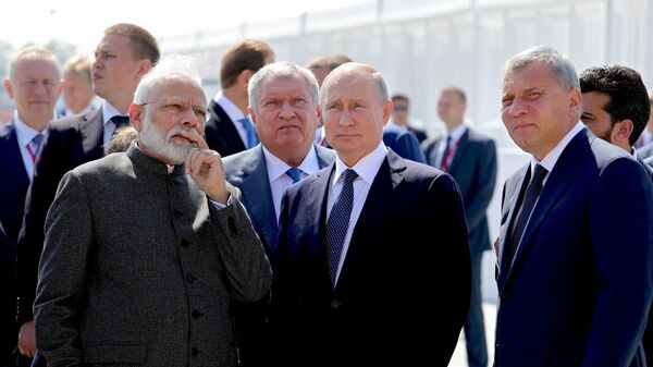 Президент РФ Владимир Путин и премьер-министр Индии Нарендра Моди во время совместного посещения судостроительного комплекса Звезда в городе Большой Камень