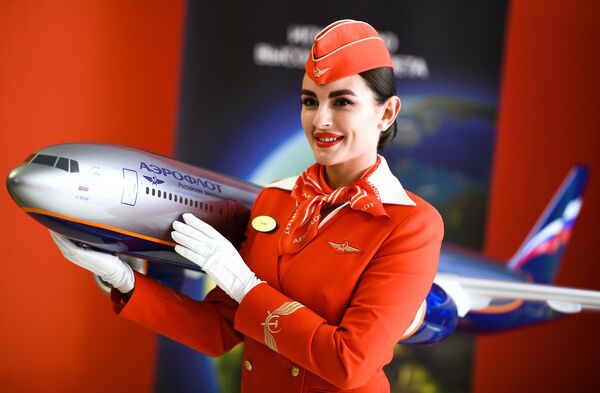 Девушка у макета самолета Boeing 777-300ER авиакомпании Аэрофлот на V Восточном экономическом форуме во Владивостоке