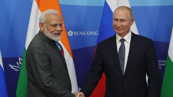 Президент РФ Владимир Путин и премьер-министр Индии Нарендра Моди после церемонии подписания совместных документов по итогам российско-индийских переговоров. 4 сентября 2019