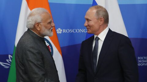 Президент России Владимир Путин и премьер-министр Индии Нарендра Моди  на V Восточном экономическом форуме