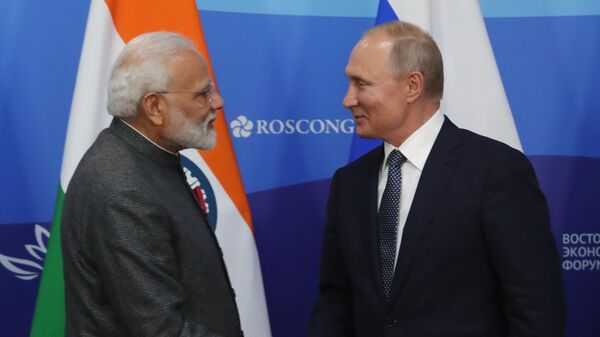 Президент РФ Владимир Путин и премьер-министр Индии Нарендра Моди после церемонии подписания совместных документов по итогам российско-индийских переговоров