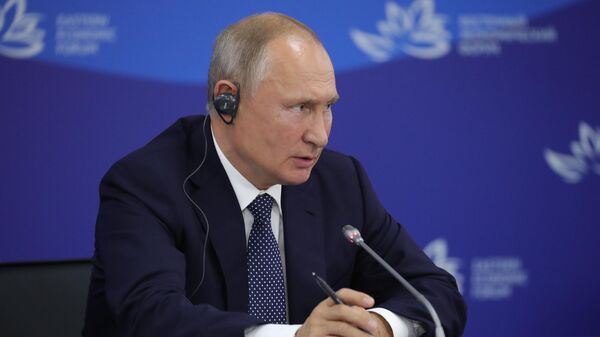 Президент РФ Владимир Путин выступает во время российско-индийских переговоров на V Восточном экономическом форуме во Владивостоке
