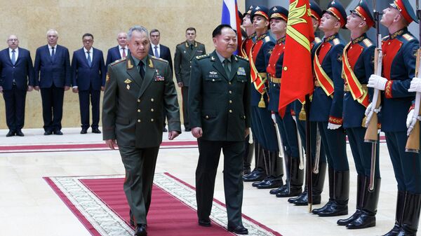Министр обороны РФ Сергей Шойгу и заместитель председателя Центрального военного совета КНР Чжан Юся во время встречи