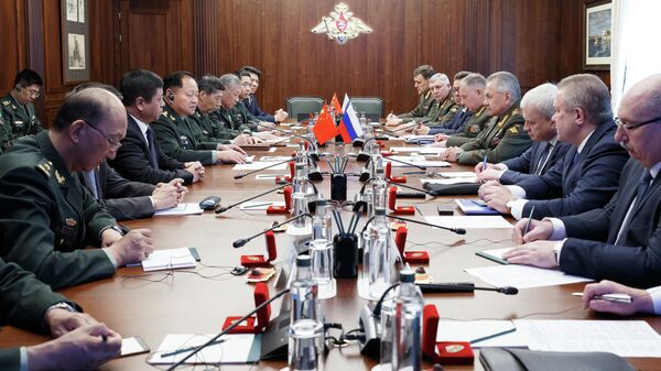 Министр обороны РФ Сергей Шойгу и заместитель председателя Центрального военного совета КНР Чжан Юся во время встречи