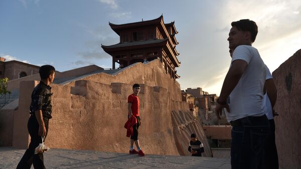 Люди в районе старого города Кашгар в китайском регионе Синьцзян