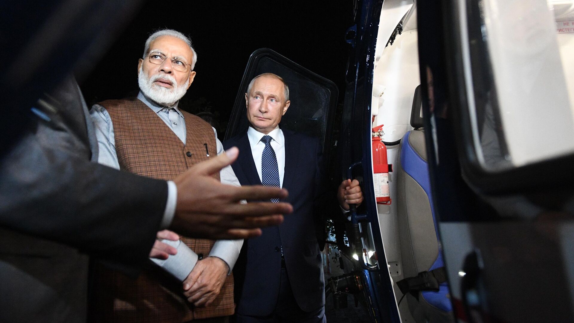 Президент РФ Владимир Путин и премьер-министр Индии Нарендра Моди осматривают вертолет Ка-226Т - РИА Новости, 1920, 04.12.2021