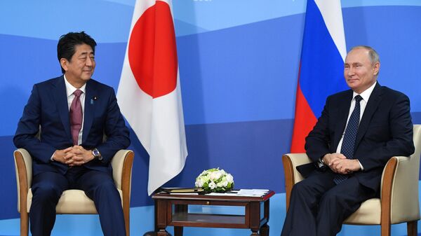 Владимир Путин и премьер-министр Японии Синдзо Абэ во время встречи на полях Восточного экономического форума – 2019 