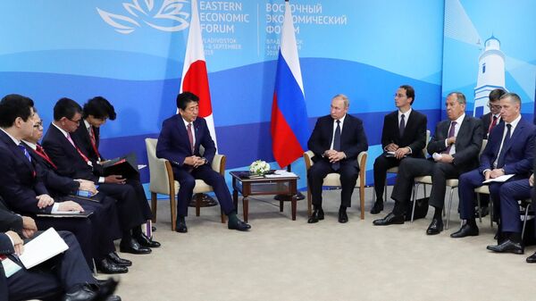  Владимир Путин и премьер-министр Японии Синдзо Абэ во время встречи на полях Восточного экономического форума – 2019