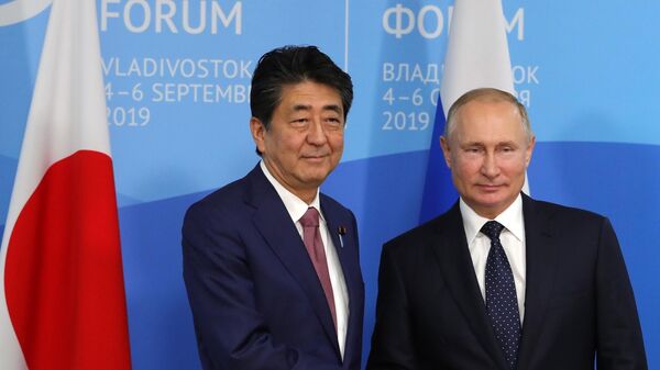 Президент РФ Владимир Путин и премьер-министр Японии Синдзо Абэ во время встречи на полях Восточного экономического форума – 2019 