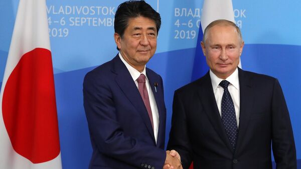 Президент РФ Владимир Путин и премьер-министр Японии Синдзо Абэ во время встречи на полях Восточного экономического форума – 2019 