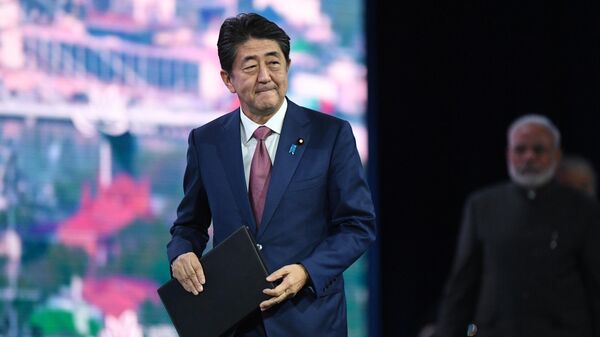 Премьер-министр Японии Синдзо Абэ на пленарном заседании V Восточного экономического форума