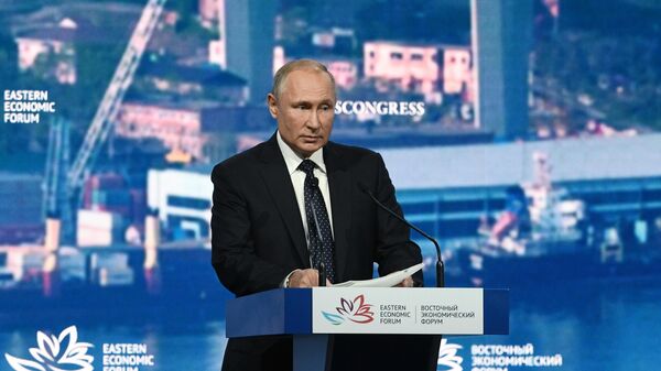 Президент РФ Владимир Путин выступает на пленарном заседании V Восточного экономического форума