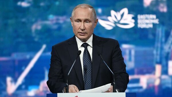 Президент России Владимир Путин выступает на пленарном заседании V Восточного экономического форума