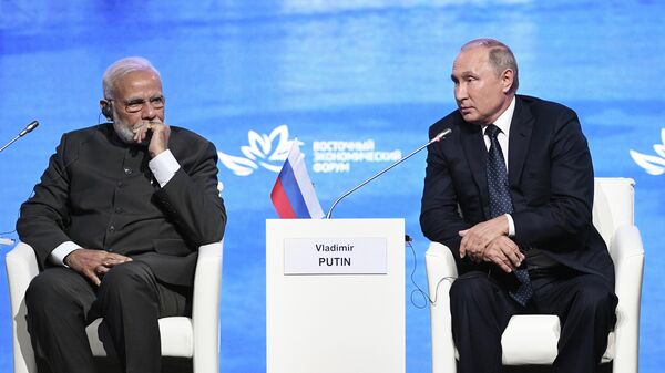 Президент РФ Владимир Путин и премьер-министр Индии Нарендра Моди на пленарном заседании V Восточного экономического форума