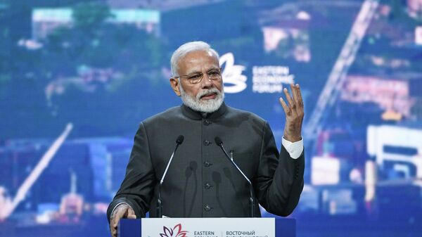 Премьер-министр Индии Нарендра Моди выступает на пленарном заседании V Восточного экономического форума