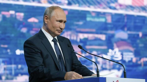 Президент РФ Владимир Путин выступает на пленарном заседании на V Восточном экономическом форуме