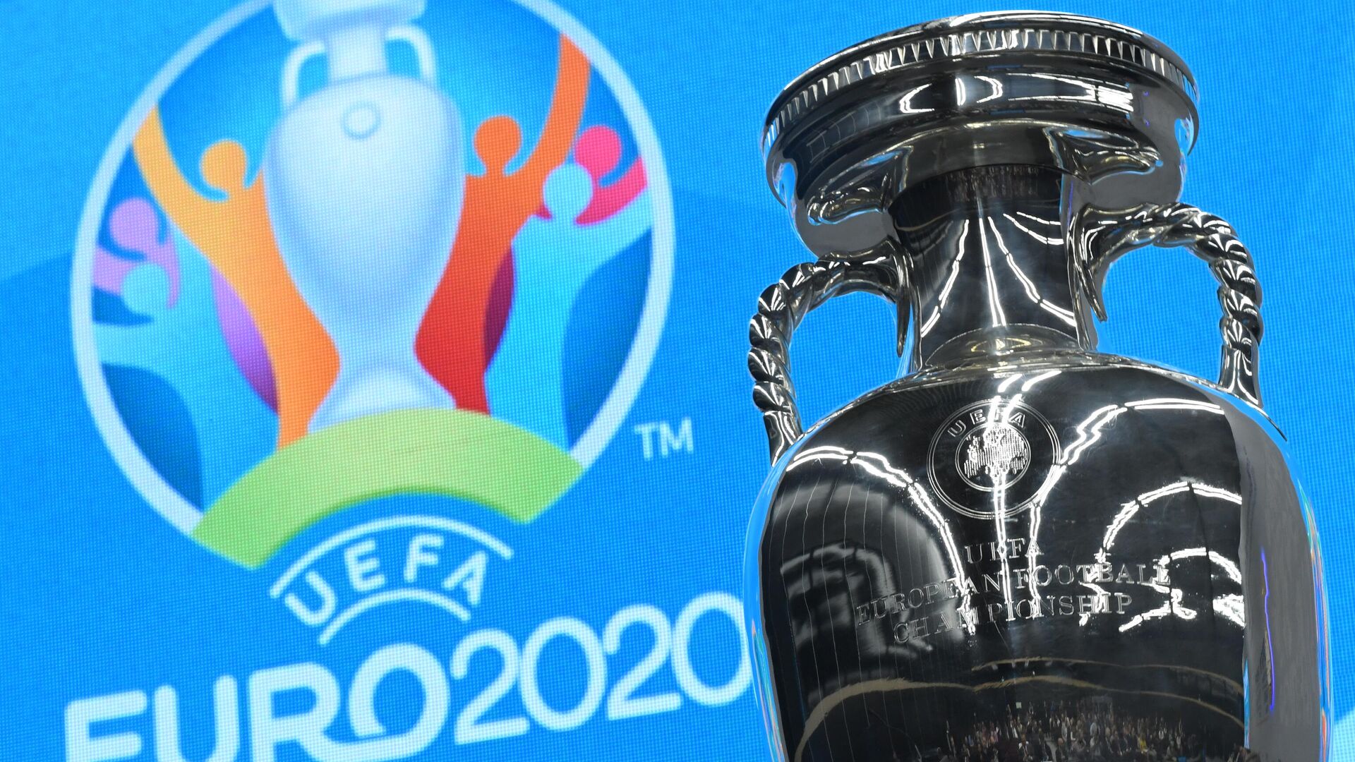 Кубок и логотип чемпионата Европы-2020 по футболу - РИА Новости, 1920, 17.05.2021