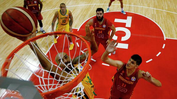 Игровой момент матча баскетбольного Кубка мира Бразилия - Черногория