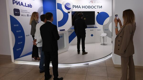 Участники на стенде МИА Россия сегодня на V Восточном экономическом форуме во Владивостоке