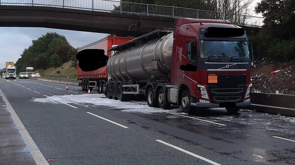 Последствия ДТП на автомагистрали M6 в Чешире, в результате которого на дорогу вылилось 32 000 литров концентрированного джина