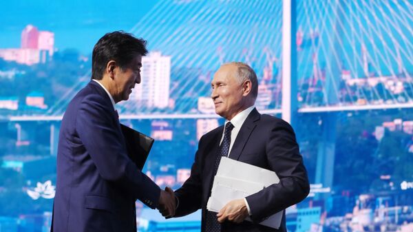 Президент РФ Владимир Путин и премьер-министр Японии Синдзо Абэ после окончания пленарного заседания V Восточного экономического форума – 2019