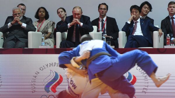 Владимир Путин, Нарендра Моди и Синдзо Абэ во время посещения III Международного турнира по дзюдо имени Дзигоро Кано среди юниоров в рамках Восточного экономического форума