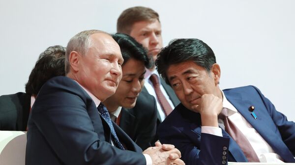 Президент РФ Владимир Путин и премьер-министр Японии Синдзо Абэ во время посещения III Международного турнира по дзюдо имени Дзигоро Кано