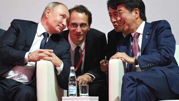 Президент РФ Владимир Путин и премьер-министр Японии Синдзо Абэ во время посещения III Международного турнира по дзюдо имени Дзигоро Кано