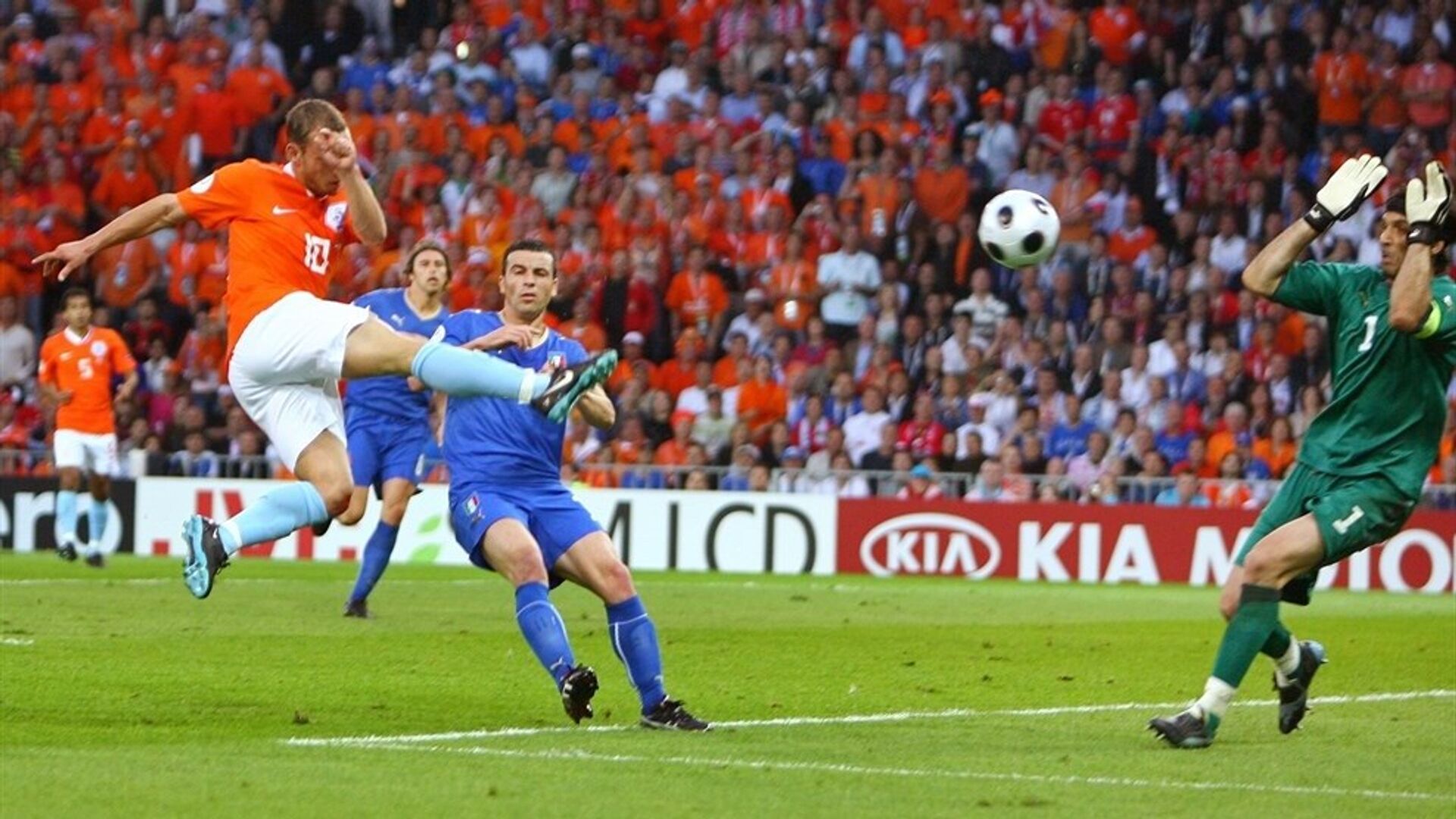 Уэсли Снейдер забивает Италии на ЕВРО-2008 - РИА Новости, 1920, 09.06.2020